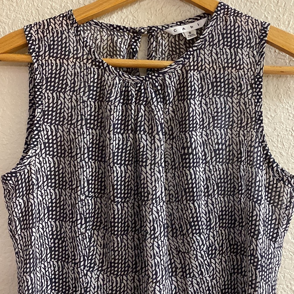 CABI black and white abstract print flowy sleeveless blouse tunic top